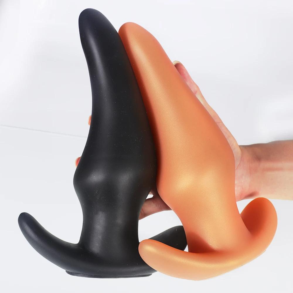 wearable-anti-drop-soft-anal-plug-black-and-golden-in-hand